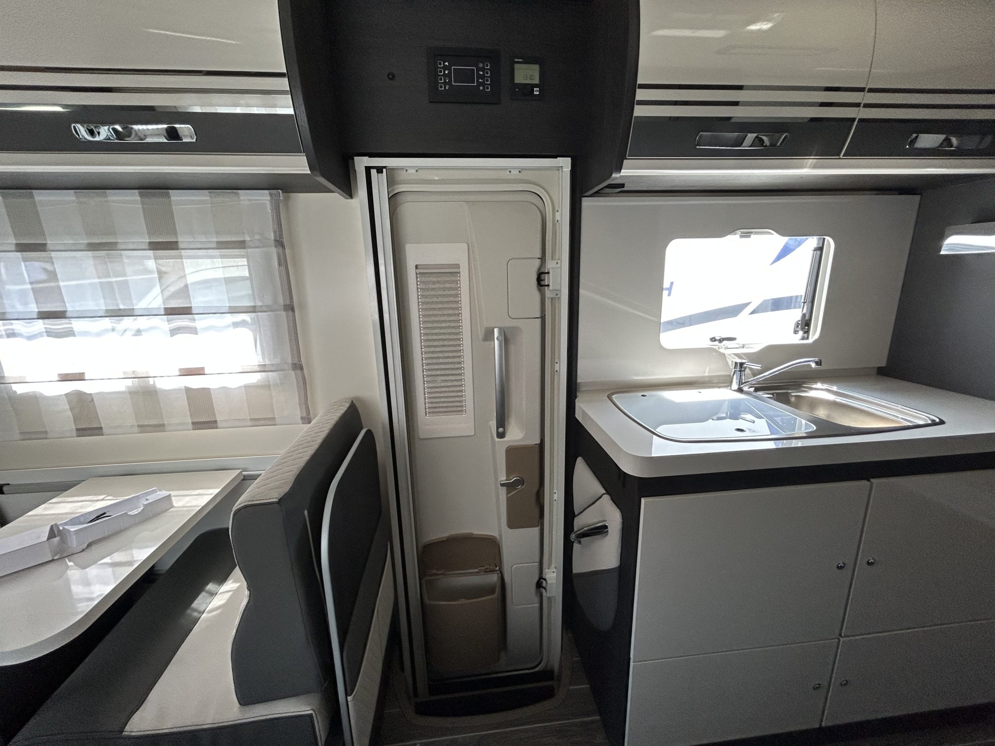 AUTOCARAVANA ROLLER TEAM KRONOS 277M Alquiler de Autocaravanas y